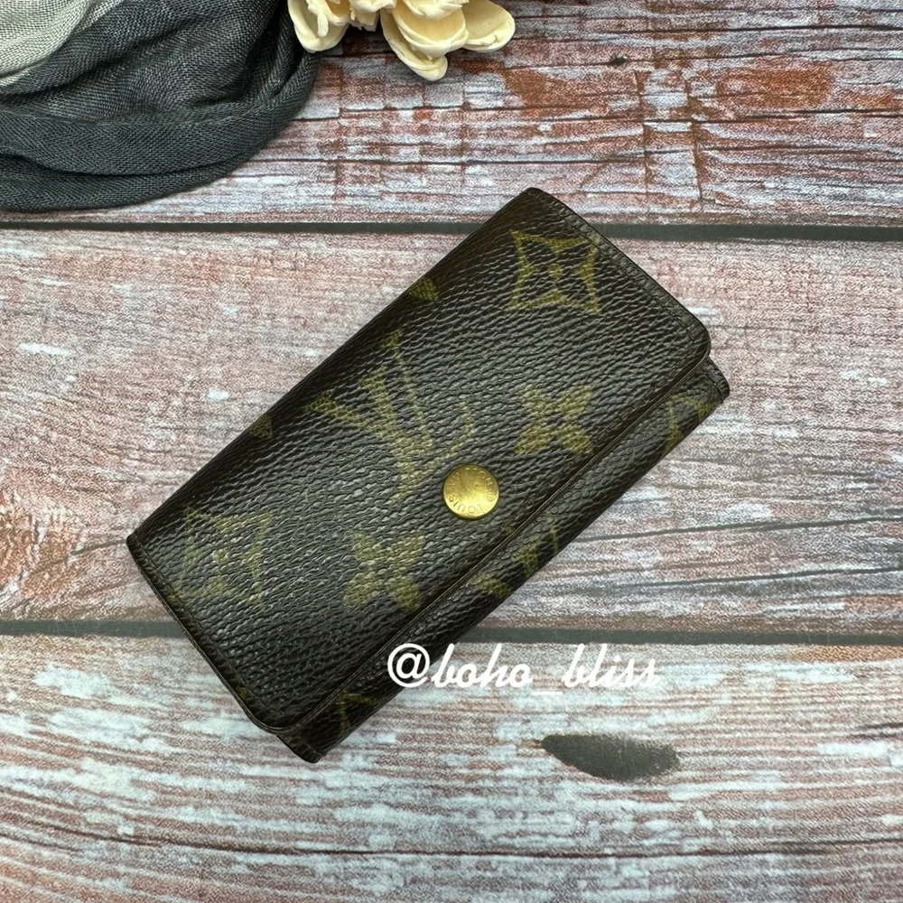 LOUIS VUITTON | Monogram Leather 4 Ring Key Holder - Picture 2 of 13
